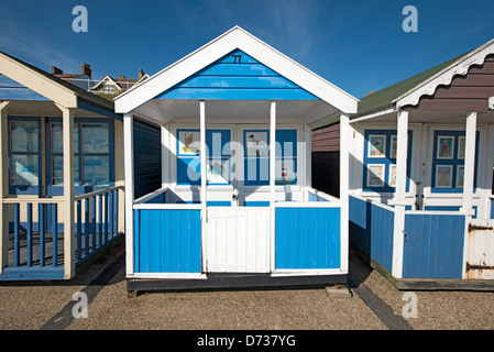 Colorate cabine sulla spiaggia, sul lungomare Southwold, Suffolk. Foto Stock