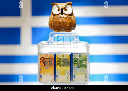 Il gufo sulla valigia monetaria prima bandiera della Grecia, strutture dell'UE per la Grecia Foto Stock