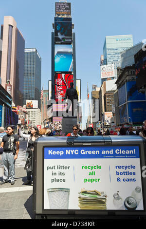 Aprile 27, 2013 - Manhattan, New York, Stati Uniti - Un 'tenere NYC verde e pulita" segno è sul nuovo BigBelly Solar-Powered Rifiuti e riciclaggio, uno di 30 in Times Square. Il sindaco Bloomberg e il Times Square Alliance ha annunciato le stazioni sono parte di un programma pilota per incoraggiare le persone a riciclare. Foto Stock