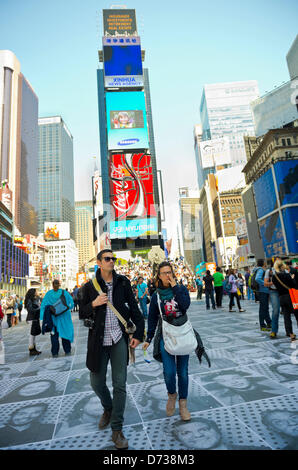 Aprile 27, 2013 - Manhattan, New York, Stati Uniti - Times Square i visitatori sono a piedi all'interno fuori progetto artistico di grande in bianco e nero di autoritratti di Newyorkesi. Artista francese JR concepì il progetto, che è ora in oltre 100 paesi. Foto Stock