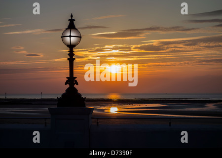 Margate il lungomare e la spiaggia al tramonto Creative Kent England Regno Unito Foto Stock