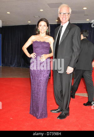 Aprile 27, 2013 - Washington, Distretto di Columbia, Stati Uniti d'America - attrice JULIA LOUIS-Dreyfus e suo marito BRAD HALL durante il tappeto rosso arrivi alla Casa Bianca corrispondenti' Association cena presso l'Hotel Hilton. (Credito Immagine: © Tina Fultz/ZUMAPRESS.com) Foto Stock