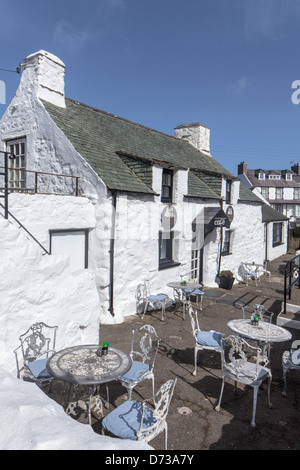 Bianco lavato Cafe nel piccolo villaggio di pescatori di Aberdaron sulla penisola di Llŷn, Galles del Nord, Regno Unito Foto Stock