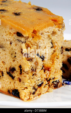 Uva sultanina torta di frutta su una piastra bianca. Foto Stock