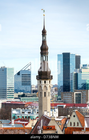 Paesaggio urbano verticale di Tallinn, Estonia. Antichi e moderni edifici Foto Stock