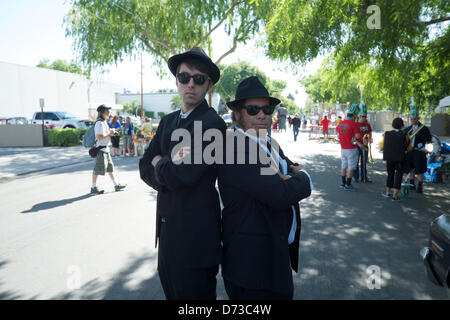 Il 27 aprile 2013. Pasadena, California, Stati Uniti d'America. La trentaseiesima edizione Doo Dah Parade colpisce le strade di Pasadena. Il corteo è un irriverente parodia del venerabile Torneo delle Rose Parade, che è tenuto a Pasadena prima del Rose Bowl gioco. (Immagine di credito: credito: Karl Polverino/ZUMAPRESS.com)Alamy Live News Foto Stock