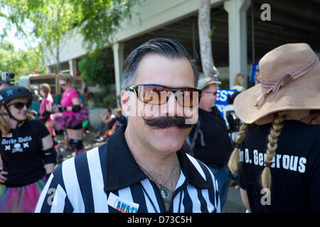 Il 27 aprile 2013. Pasadena, California, Stati Uniti d'America. La trentaseiesima edizione Doo Dah Parade colpisce le strade di Pasadena. Il corteo è un irriverente parodia del venerabile Torneo delle Rose Parade, che è tenuto a Pasadena prima del Rose Bowl gioco. (Immagine di credito: credito: Karl Polverino/ZUMAPRESS.com)Alamy Live News Foto Stock