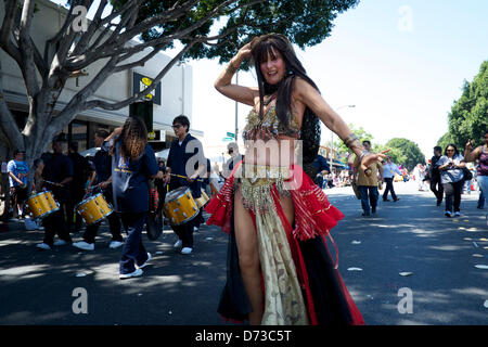 Il 27 aprile 2013. Pasadena, California, Stati Uniti d'America. La trentaseiesima edizione Doo Dah Parade colpisce le strade di Pasadena. Il corteo è un irriverente parodia del venerabile Torneo delle Rose Parade, che è tenuto a Pasadena prima del Rose Bowl gioco. (Immagine di credito: credito: Karl Polverino/ZUMAPRESS.com)Alamy Live News Foto Stock