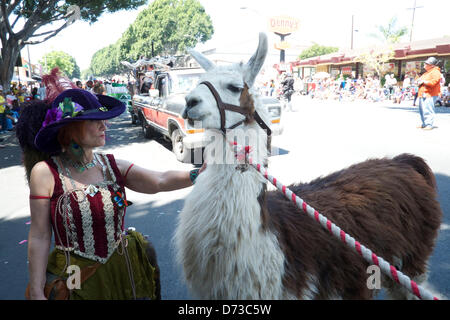 Il 27 aprile 2013. Pasadena, California, Stati Uniti d'America. La trentaseiesima edizione Doo Dah Parade colpisce le strade di Pasadena. Il corteo è un irriverente parodia del venerabile Torneo delle Rose Parade, che è tenuto a Pasadena prima del Rose Bowl gioco. (Immagine di credito: credito: Karl Polverino/ZUMAPRESS.com)Alamy Live News Foto Stock