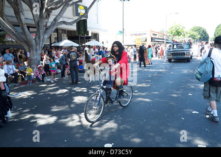 Il 27 aprile 2013. Pasadena, California, Stati Uniti d'America. La trentaseiesima edizione Doo Dah Parade colpisce le strade di Pasadena. Il corteo è un irriverente parodia del venerabile Torneo delle Rose Parade, che è tenuto a Pasadena prima del Rose Bowl gioco. (Immagine di credito: credito: Karl Polverino/ZUMAPRESS.com)Alamy Live News Foto Stock