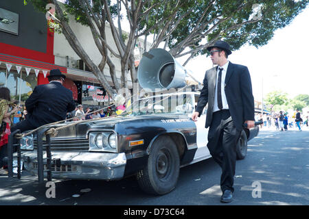 Il 27 aprile 2013. Pasadena, California, Stati Uniti d'America. La trentaseiesima edizione Doo Dah Parade colpisce le strade di Pasadena. Il corteo è un irriverente parodia del venerabile Torneo delle Rose Parade, che è tenuto a Pasadena prima del Rose Bowl gioco. (Immagine di credito: credito: Karl Polverino/ZUMAPRESS.com)Alamy Live News Foto Stock