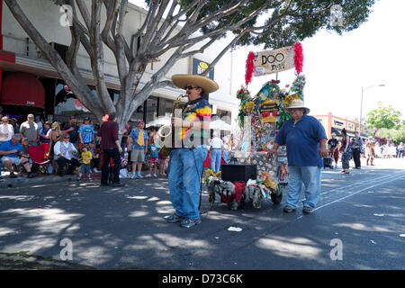 Il 27 aprile 2013. Pasadena, California, Stati Uniti d'America. La trentaseiesima edizione Doo Dah Parade colpisce le strade di Pasadena. Il corteo è un irriverente parodia del venerabile Torneo delle Rose Parade, che è tenuto a Pasadena prima del Rose Bowl gioco. (Immagine di credito: credito: Karl Polverino/ZUMAPRESS.com)Alamy Live News Foto Stock