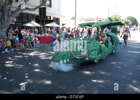 Il 27 aprile 2013. Pasadena, California, Stati Uniti d'America. La trentaseiesima edizione Doo Dah Parade colpisce le strade di Pasadena. Il corteo è un irriverente parodia del venerabile Torneo delle Rose Parade, che è tenuto a Pasadena prima del Rose Bowl gioco. (Immagine di credito: credito: Karl Polverino/ZUMAPRESS.com)Alamy Live News Foto Stock