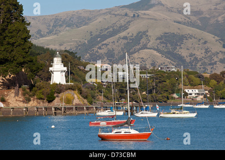 Faro in Akaroa village nella Penisola di Banks, Isola del Sud, Nuova Zelanda Foto Stock