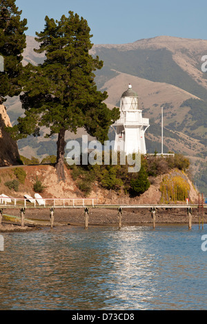 Faro in Akaroa village nella Penisola di Banks, Isola del Sud, Nuova Zelanda Foto Stock