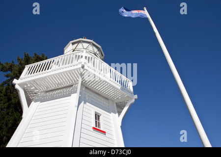 Faro in Akaroa village nella Penisola di Banks, Isola del Sud, Nuova Zelanda Foto Stock