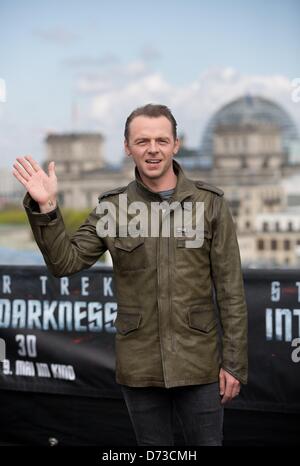 Attore britannico Simon Pegg pone durante la presentazione del loro film Star Trek nelle tenebre" di Berlino, Germania, 28 aprile 2013. Il filmato sarà trasmesso al cinema tedesco il 09 maggio. Foto: JOERG CARSTENSEN Foto Stock