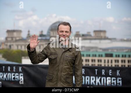 Attore britannico Simon Pegg pone durante la presentazione del film Star Trek nelle tenebre" di Berlino, Germania, 28 aprile 2013. Il filmato sarà trasmesso al cinema tedesco il 09 maggio. Foto: JOERG CARSTENSEN Foto Stock