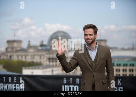 Noi attore Chris Pine pone durante la presentazione del film Star Trek nelle tenebre" di Berlino, Germania, 28 aprile 2013. Il filmato sarà trasmesso al cinema tedesco il 09 maggio. Foto: JOERG CARSTENSEN Foto Stock