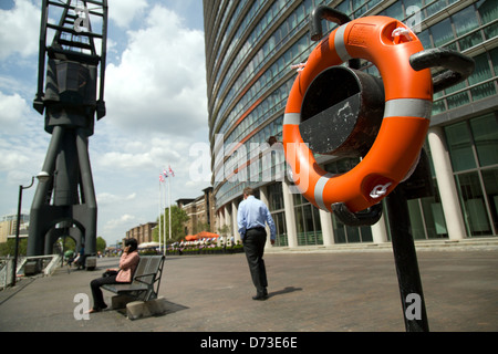 Londra, Regno Unito, salvagente e Buerohaus a West India Quay Foto Stock