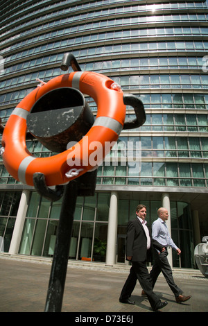 Londra, Regno Unito, salvagente e Buerohaus a West India Quay Foto Stock