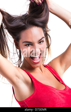 Bella giovane donna afferrando la propria capelli, isolate su sfondo bianco Foto Stock