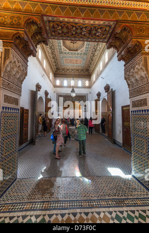 Marrakech - Palazzo della Bahia. I visitatori e gli interni con finestre di vetro macchiate, design Arabo, rivestimenti in piastrelle e intonaco. Foto Stock