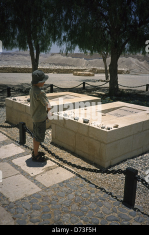 Un giovane ragazzo israeliano si distingue per le tombe di Paula e David Ben-Gurion chi è stato il principale fondatore dello Stato di Israele in Kibbutz Sde Boker nel deserto del Negev di Israele sud Foto Stock