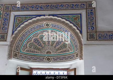 Marrakech - Palazzo della Bahia. Moorish tradizionale architrave della porta design ad arco con intonaco e vernici. Foto Stock