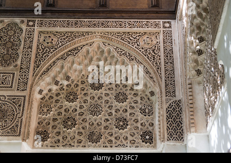 Marrakech - Palazzo della Bahia. Moorish tradizionale architrave della porta design ad arco con intonaco e vernici. Foto Stock