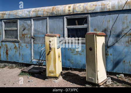 Abbandonata la stazione di gas, Jeti-Oguz, Kirghizistan, Asia centrale Foto Stock