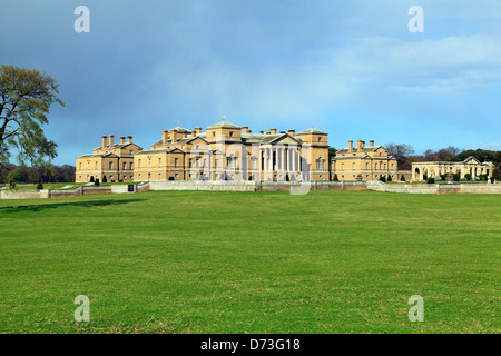 Holkham Hall, Norfolk, visto di fronte parco, XVIII secolo palladiano mansion, Inghilterra, Inglese UK maestosa casa case Foto Stock