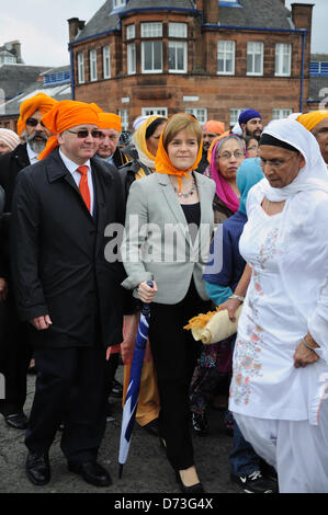 Domenica 28 Aprile 2013. Glasgow, Scotland, Regno Unito. Il vice primo ministro di Scozia, Nicola lo storione è fornito con opportuni headwear Sikh per la processione a New Glasgow Gurdwara in Albert guidare dai vecchi locali in Nithsdale Road. Foto Stock