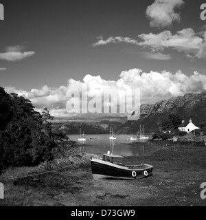 Plockton, Scozia, è una barca da pesca a bassa marea nel porto di Plockton dovuto Foto Stock