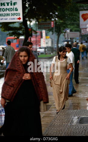 Un giorno di pioggia per le strade di Istanbul Foto Stock