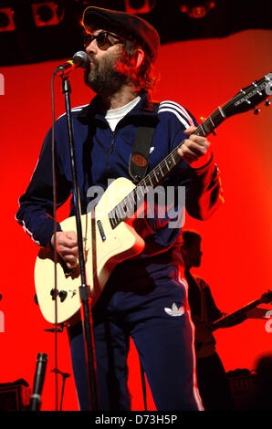 Barcellona, Spagna. Xxvii Aprile. Anguille, tutte le band vestite con Adidas track-suit, esegue in BARTS venue a Barcellona con il suo nuovo album "meraviglioso, gloriosa". Foto Stock