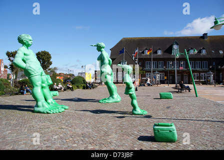 Westerland, Germania, figure intitolato i viaggiatori giganti nel vento da Martin cloud Foto Stock
