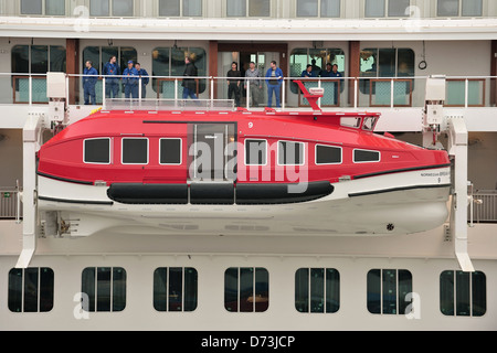 Bremerhaven, la Germania, la scialuppa di salvataggio sul lato esterno della nave da crociera Norwegian Breakaway Foto Stock