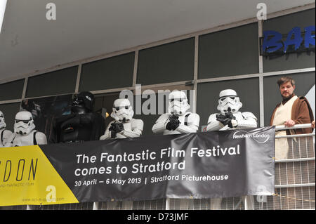 Cosplay cosplayers vestirsi Stratford, Londra, Regno Unito. Il 28 aprile 2013. Star Wars personaggi alla sfilata in costume. La fantascienza-Londra sfilata in costume apre la dodicesima edizione del Festival Internazionale della fantascienza e fantastico film tenutasi a Stratford Picture House nella zona est di Londra. Alamy Live News Foto Stock