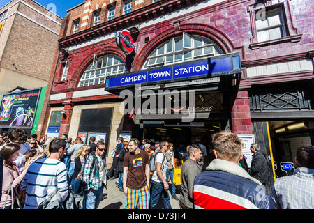 Occupato marciapiede appena fuori Stazione della metropolitana di Camden Town, Camden, London, England, Regno Unito Foto Stock