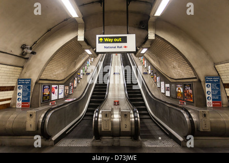 La stazione della metropolitana di scale mobili, London, England, Regno Unito Foto Stock