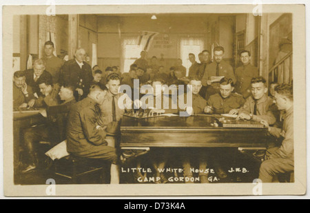 Soldati facendo le attività ricreative in Little White House, Camp Gordon, GA, circa 1917 Foto Stock