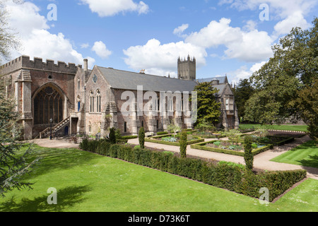Palazzo dei Vescovi e la torre della Cattedrale di Wells, dai suoi giardini attraenti, pozzi, Somerset, Inghilterra, Regno Unito Foto Stock