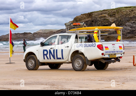 Veicolo RNLI pattugliano la spiaggia di Harlyn Bay, Cornwall, Inghilterra Foto Stock