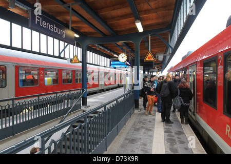 Flensburg, Germania, i passeggeri sulla piattaforma a Flensburg Station Foto Stock