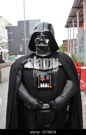 Cosplay cosplayers vestirsi Stratford, Londra, Regno Unito. Il 28 aprile 2013. Darth Vader di Star Wars alla sfilata in costume. La fantascienza-Londra sfilata in costume apre la dodicesima edizione del Festival Internazionale della fantascienza e fantastico film tenutasi a Stratford Picture House nella zona est di Londra. Alamy Live News Foto Stock