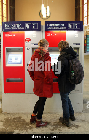 Flensburg, Germania, viaggiando in treno nella stazione di Flensburg del biglietto presso la macchina Foto Stock