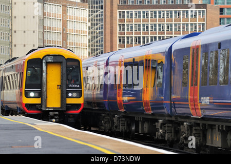 Due treni di sud-ovest passando per la piattaforma alla stazione di Vauxhall Foto Stock