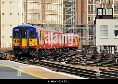 Southwest Trains treni pendolari lasciando la stazione di Vauxhall Foto Stock