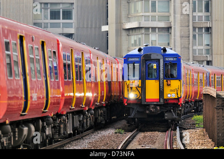 Testa sulla vista di un southwest trains Treno in avvicinamento a stazione di Vauxhall di essere superato da un altro treno in partenza dalla stazione. Foto Stock